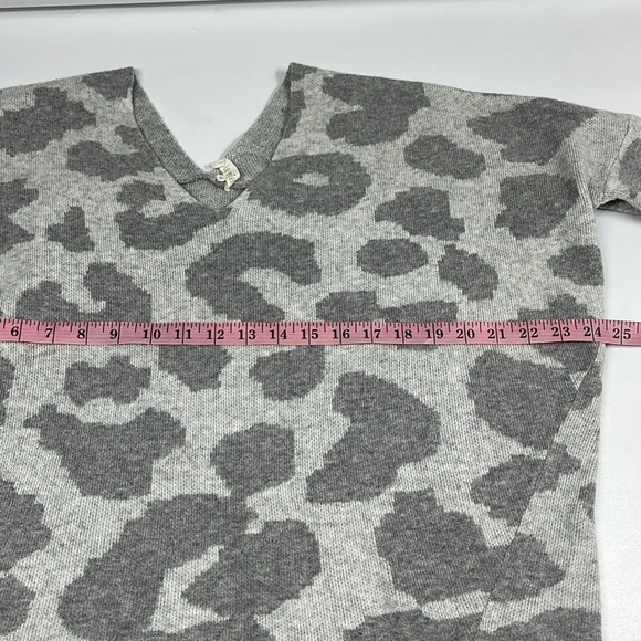 la miel Womens Gray Animal Print V-Neck Sweater Size M/L - Picture 7 of 7